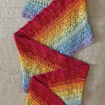 Ich habe aus dem wunderschönen Muster einen fröhlich-bunten Schal gearbeitet :)