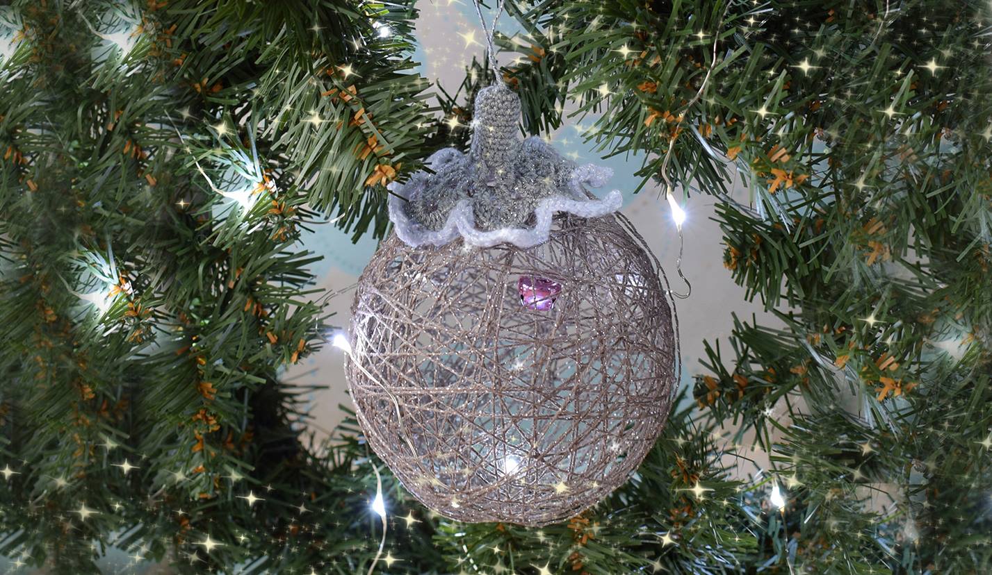 Weihnachtskugel mit Glocke