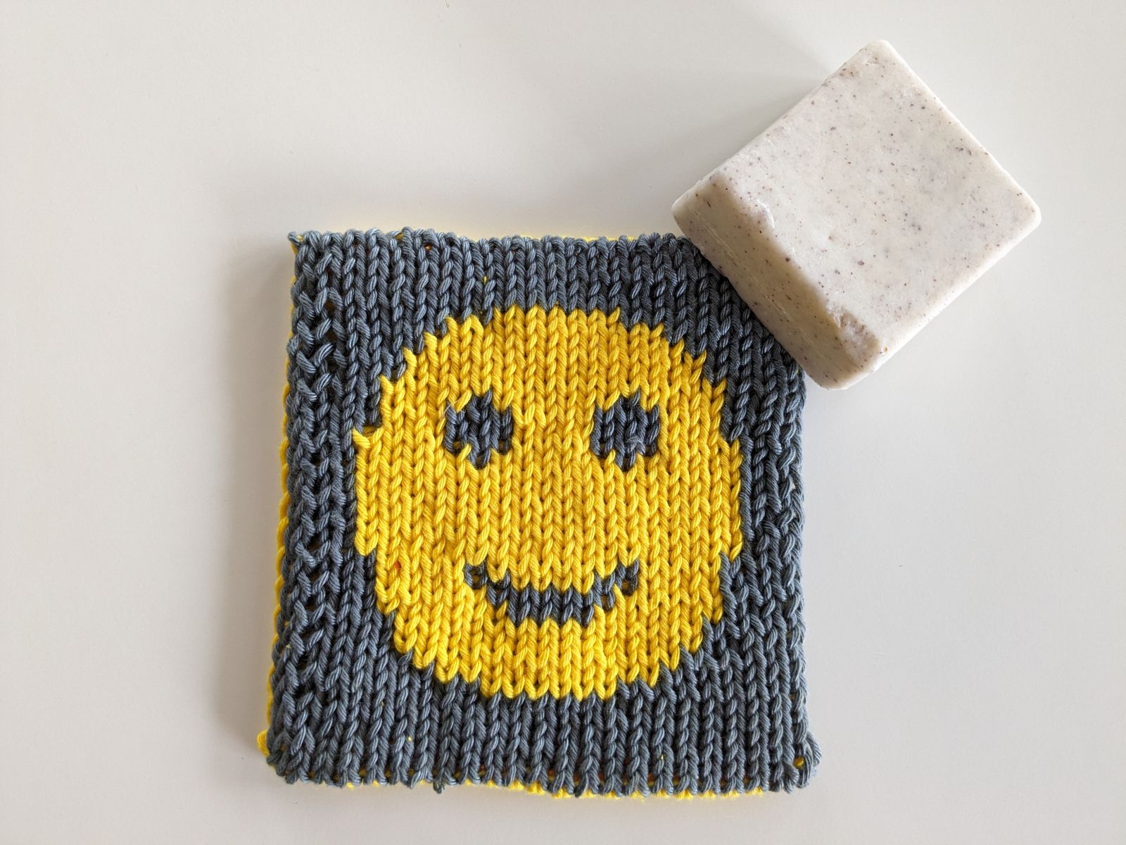 Blog-Inhaltsbild für 'Kostenlose Strickanleitung für den "Launischen Smiley" - als Untersetzer / Abschminkpad etc.'