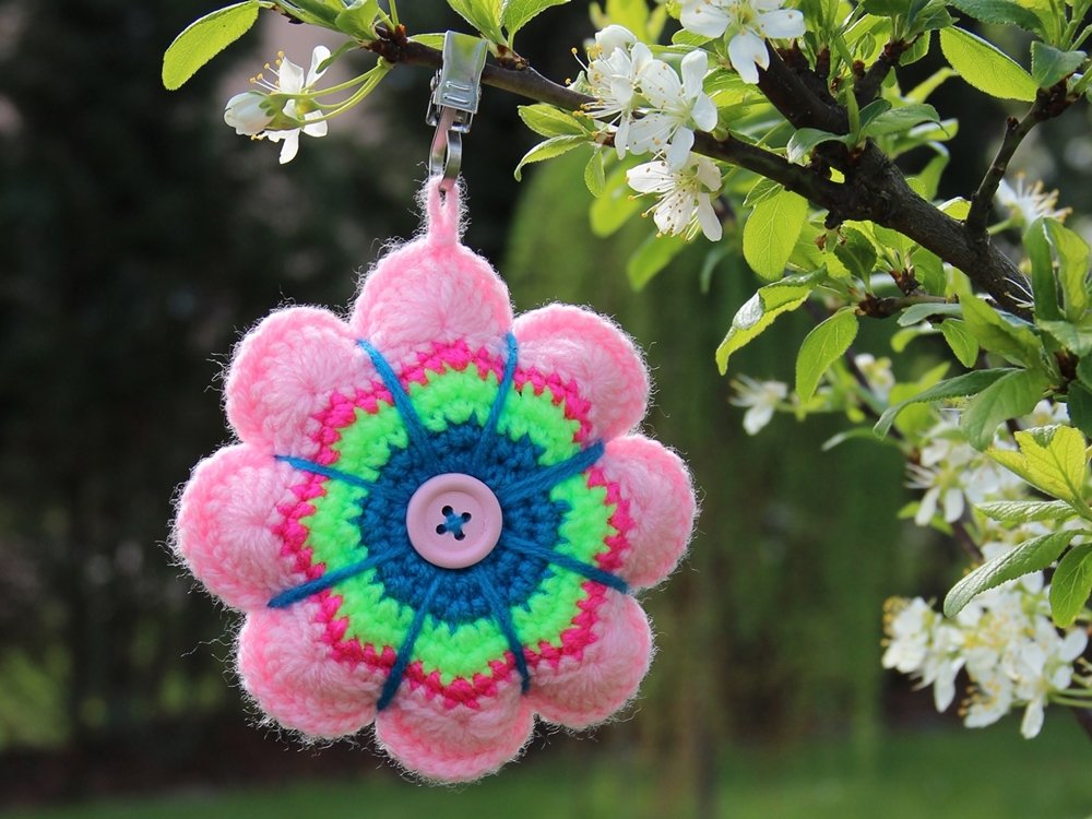 Blog-Inhaltsbild für 'Etwas Praktisches für den Garten: Tischtuchbeschwerer aus Garnresten häkeln'