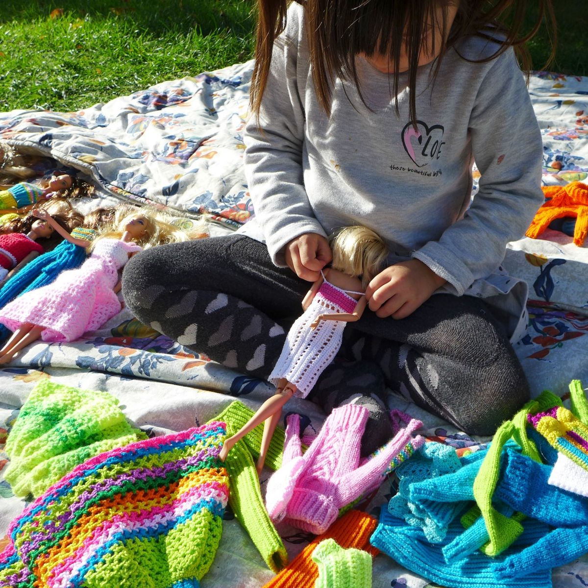 Blog-Inhaltsbild für 'Schal und Mütze für kleine Modepuppen - Kostenlose Strickanleitung'