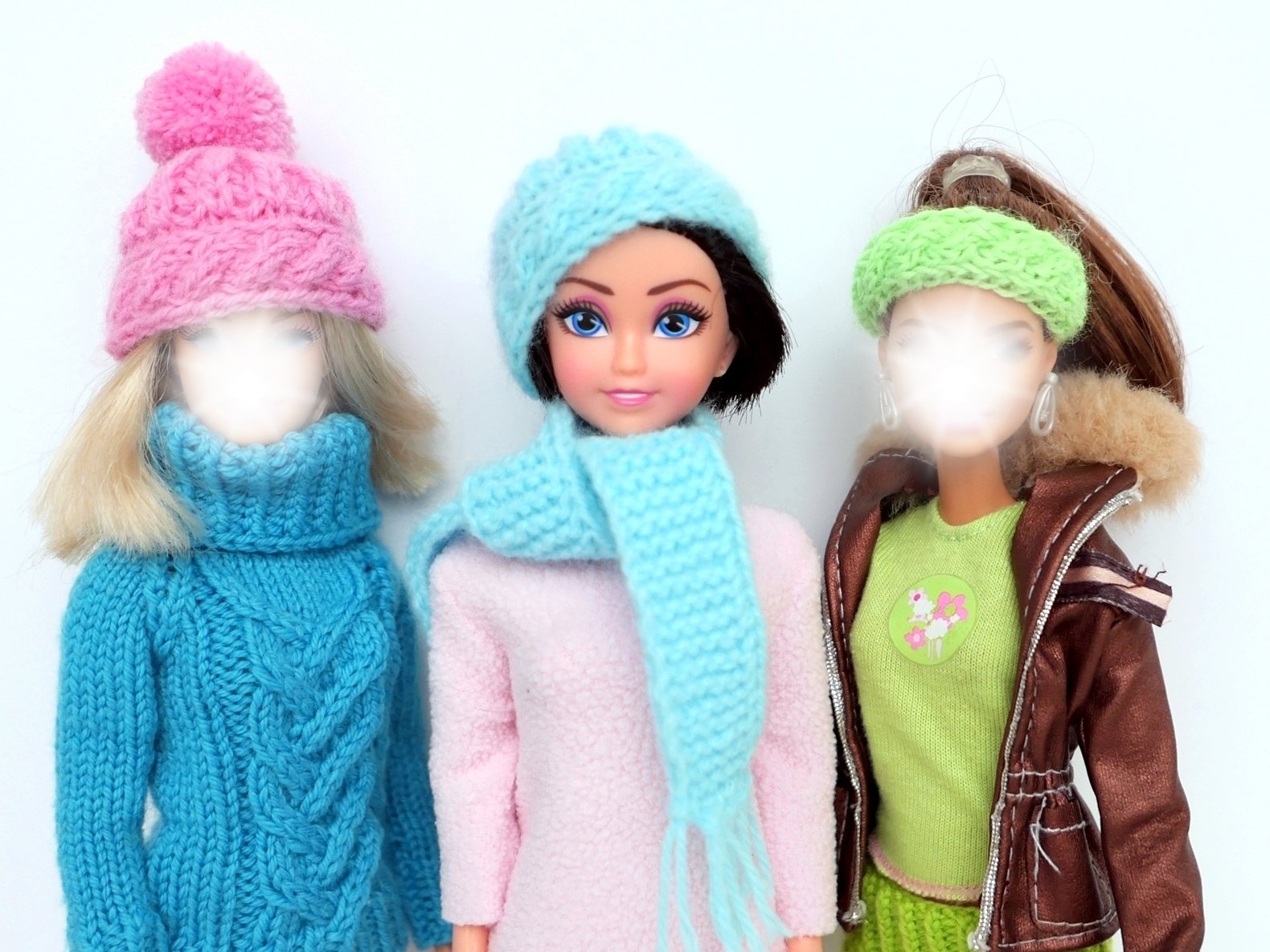 Blog-Inhaltsbild für 'Schal und Mütze für kleine Modepuppen - Kostenlose Strickanleitung'