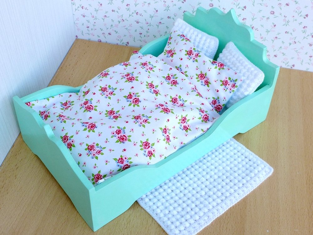 Blog-Inhaltsbild für 'Kreativ mit Holz: Wir bauen gemeinsam ein Puppenbett im Bauhausstil'