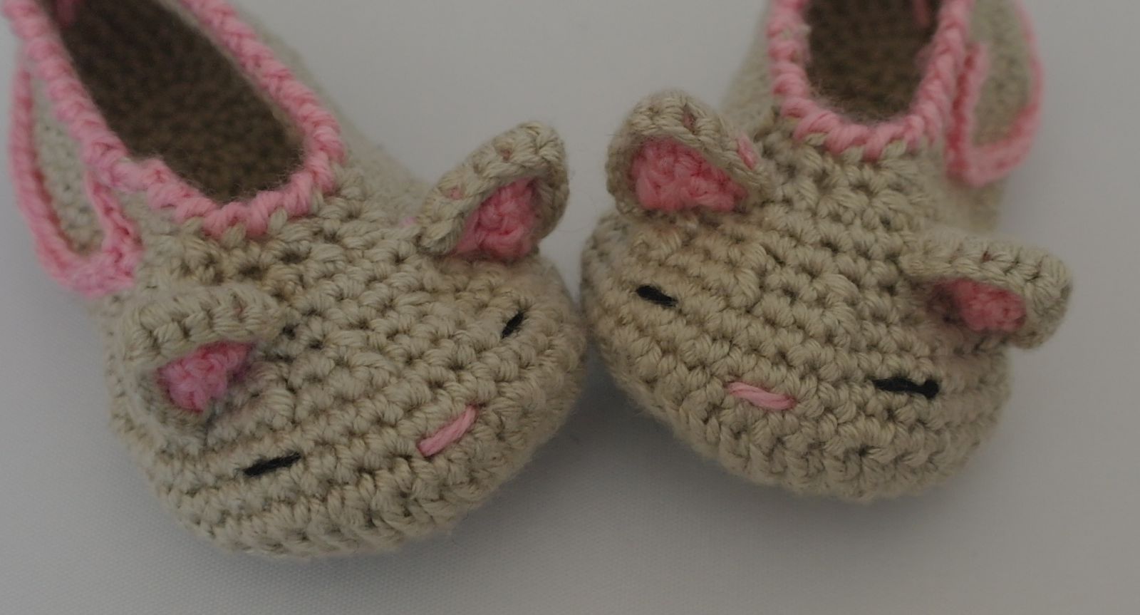Blog-Inhaltsbild für 'Häkelanleitung Babyschuhe „Schlafende Katzen“'