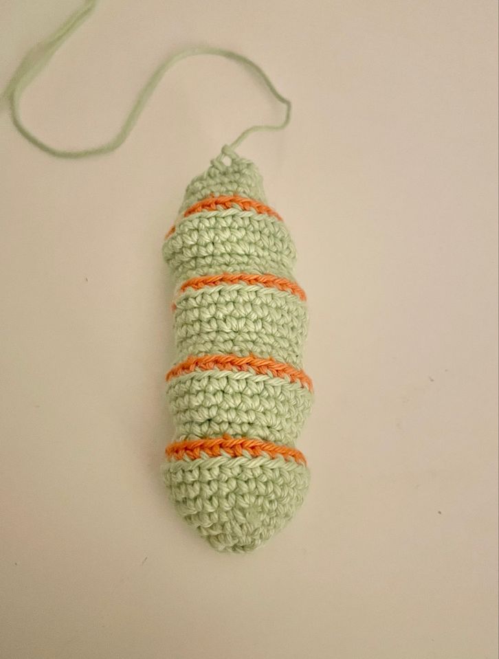 Blog-Inhaltsbild für '🐛 Niedliche Amigurumi-Raupe – Häkelanleitung für Anfänger'