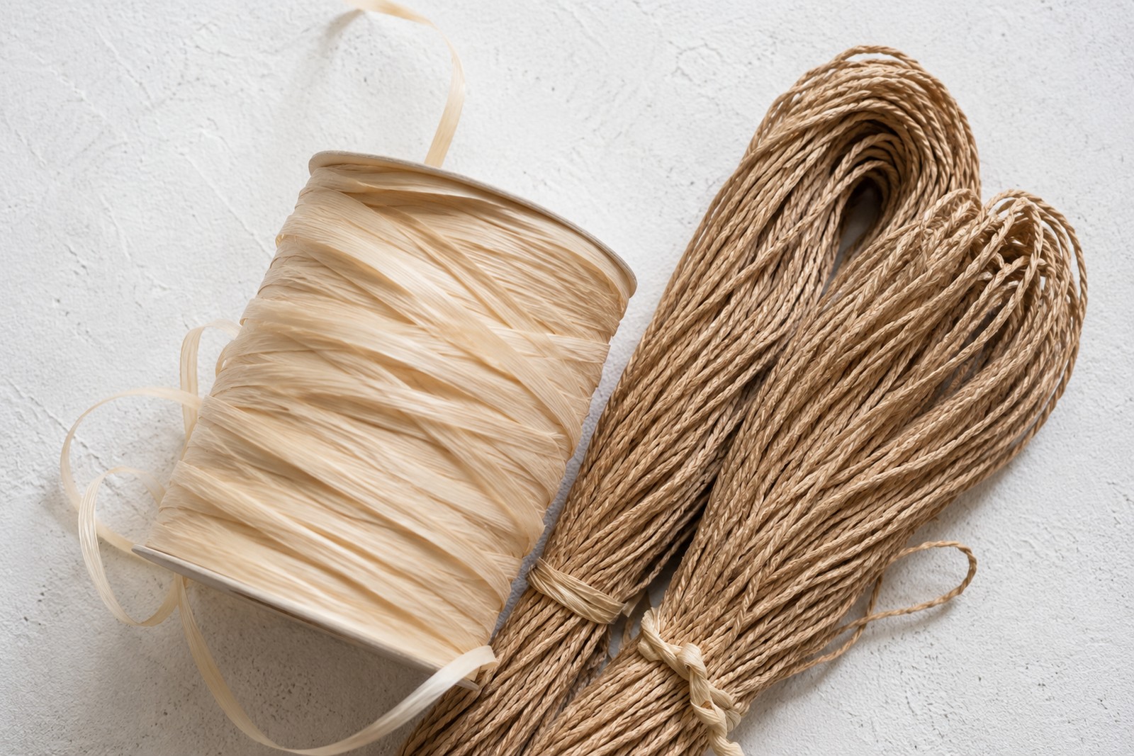 Blog content image for 'Soft or Twisted Raffia? How to Choose the Best Raffia for Crochet Bags'