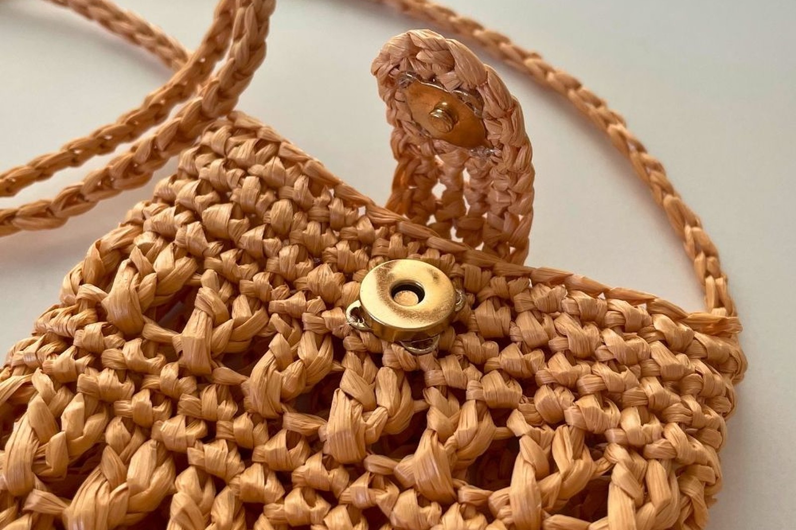 Blog content image for 'Soft or Twisted Raffia? How to Choose the Best Raffia for Crochet Bags'