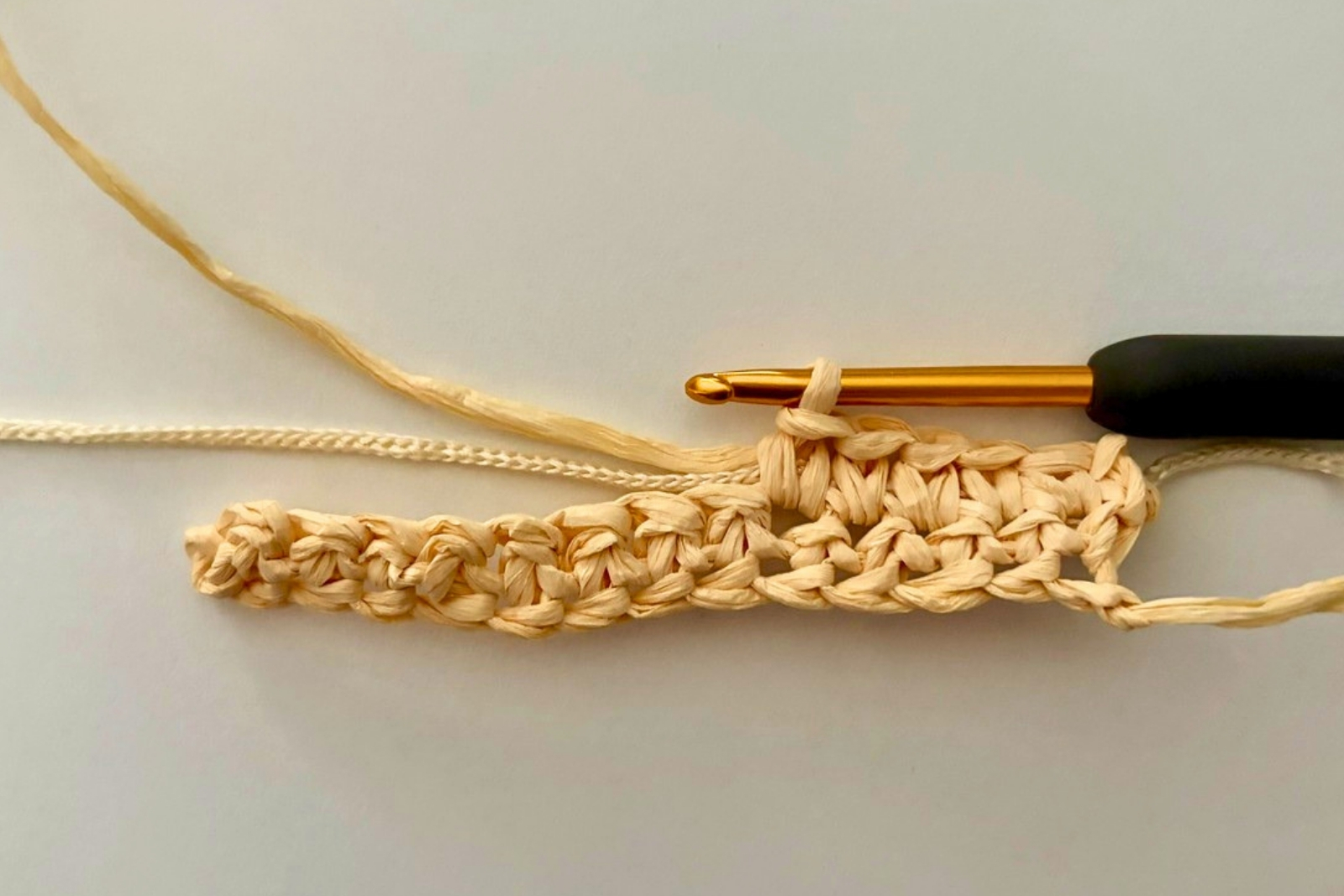 Blog content image for 'Soft or Twisted Raffia? How to Choose the Best Raffia for Crochet Bags'