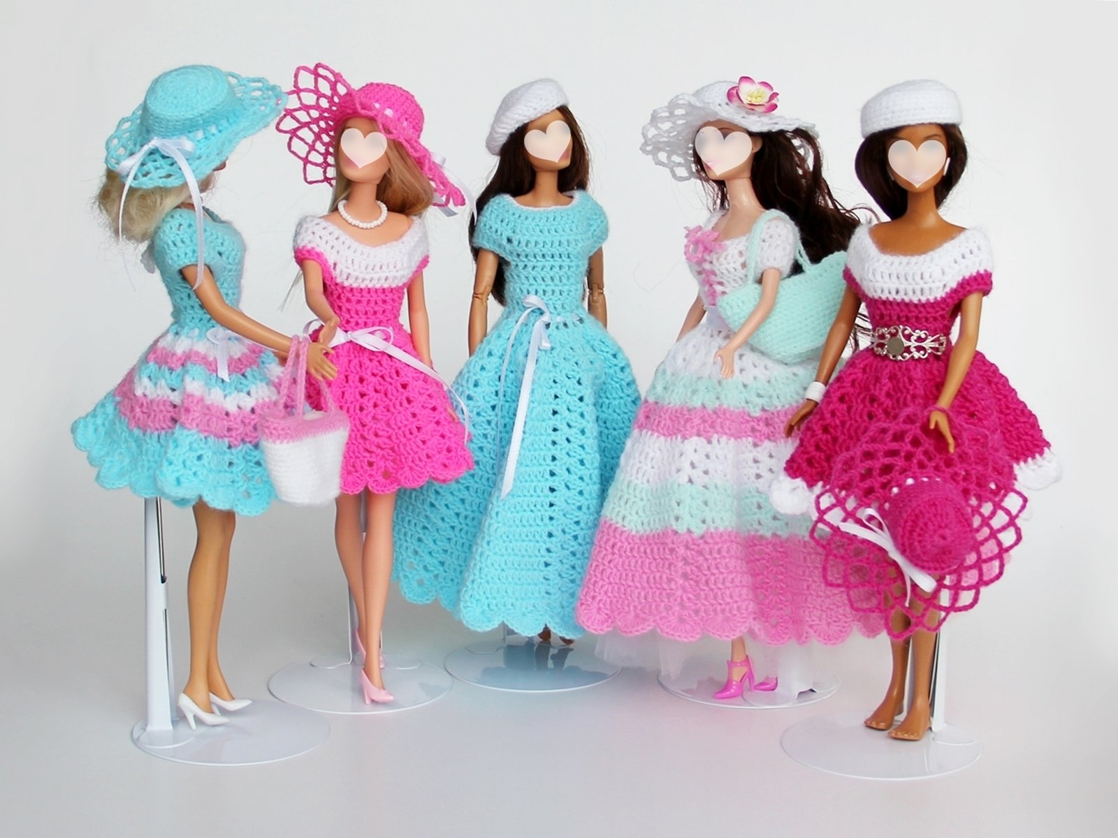 Blog-Inhaltsbild für 'Schal und Mütze für kleine Modepuppen - Kostenlose Strickanleitung'