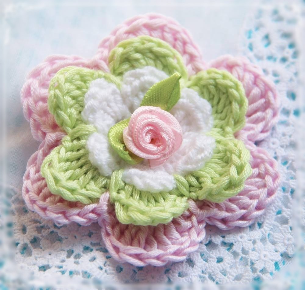 Blog-Inhaltsbild für '3D-Blüte - Schnell aus Garnresten gehäkelt'