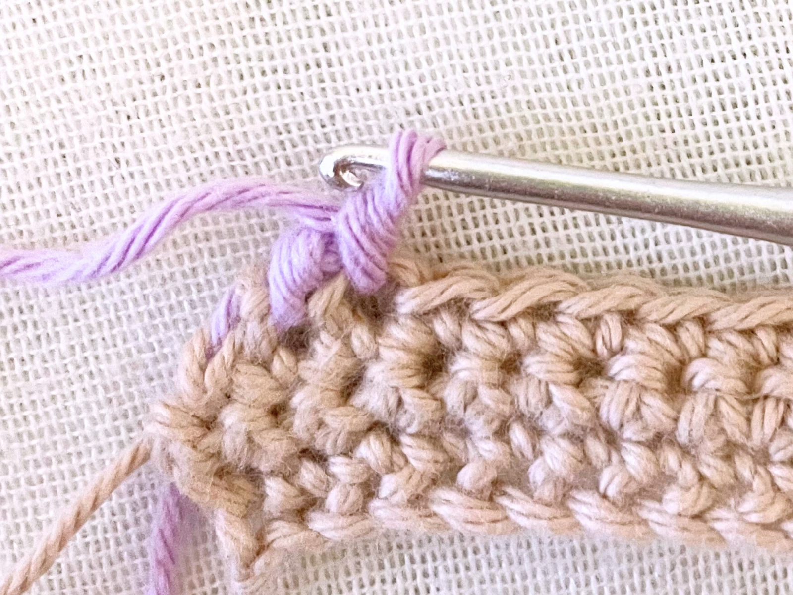 Blog-Inhaltsbild für 'Kostenlose Häkelanleitung Weihnachtsbaumkugel "Schneemann"'