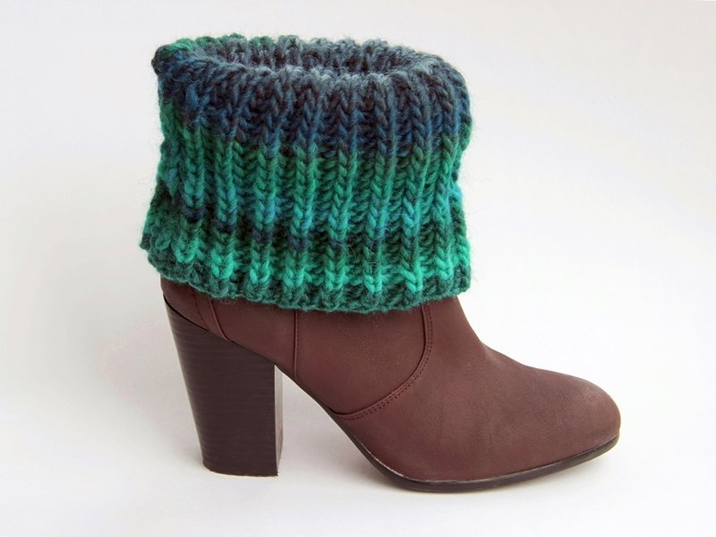 Blog-Inhaltsbild für 'Gratis Strickanleitung Resteprojekt: 1 Knäuel Wolle = 1 Paar Stiefelstulpen'
