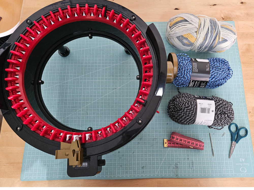 Blog-Inhaltsbild für 'Strickmühlen Praxisguide #2: Erste Projekte (Beanie & Loop)'