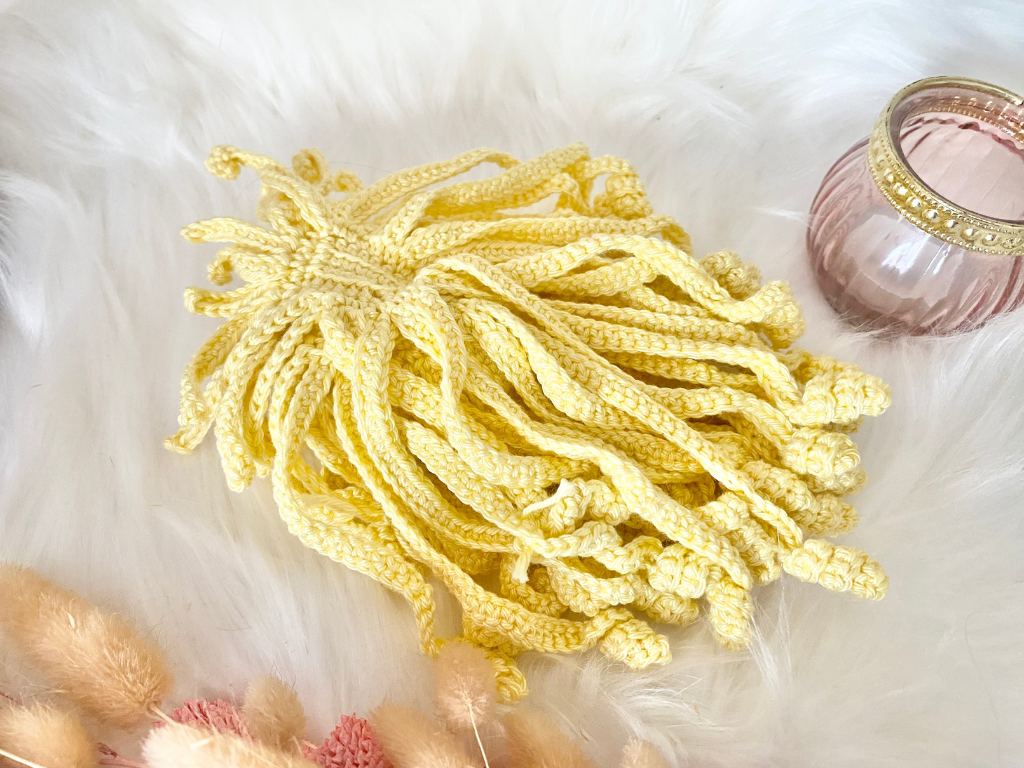 Blog-Inhaltsbild für 'Zarte Details, große Wirkung – wie Haare dein Amigurumi lebendig machen, kostenlose Anleitung'