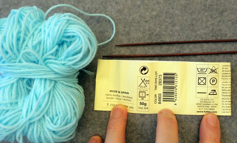 Blog-Inhaltsbild für 'Schal und Mütze für kleine Modepuppen - Kostenlose Strickanleitung'