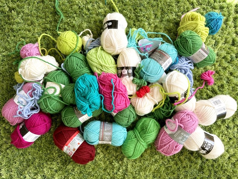 Blog-Inhaltsbild für 'Basteln mit Kindern: Spielbälle aus Filzwollresten fertigen'