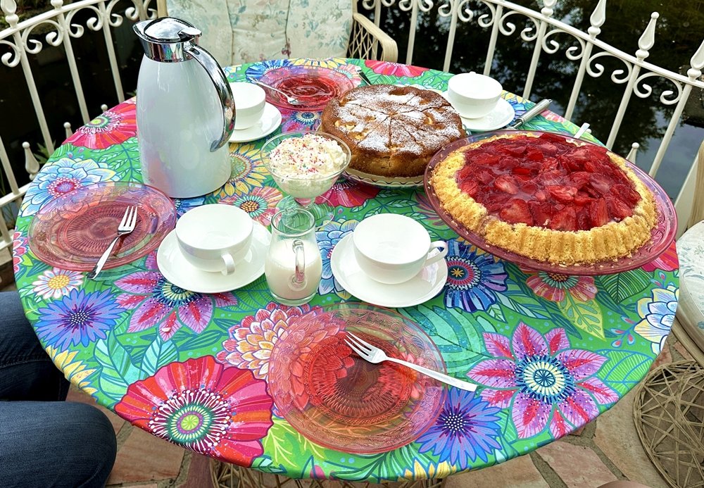 Blog-Inhaltsbild für 'Sommer-DIY: Perfekt sitzende Tischdecken mit Gummizug selbst nähen'