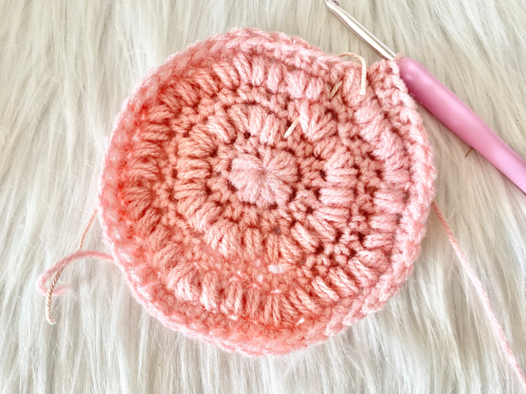 Blog-Inhaltsbild für '14. Herzensdiamanten von Wolldiamant: Herzensdiamantkuscheldecke- Ein Stück Geborgenheit – Masche für Masche'