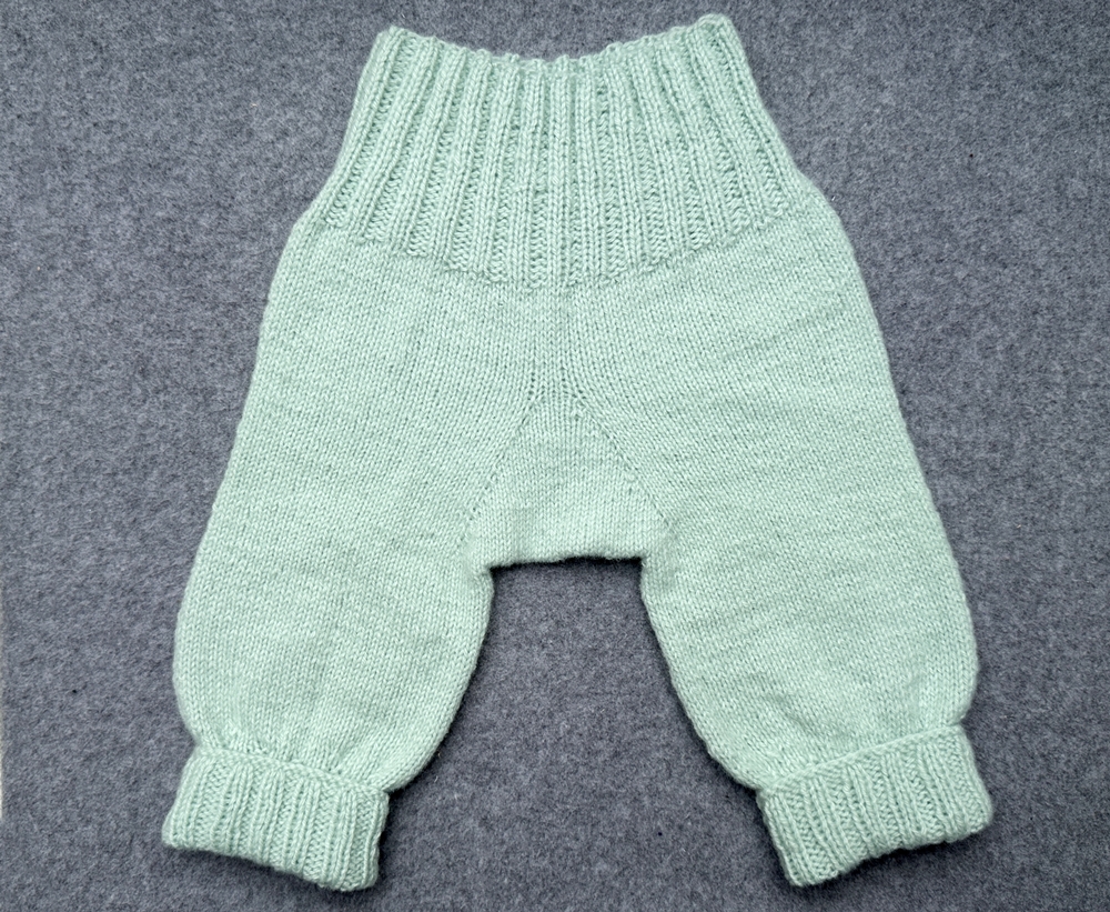 Blog-Inhaltsbild für 'Strickanleitung Babyhose in 3 Größen'