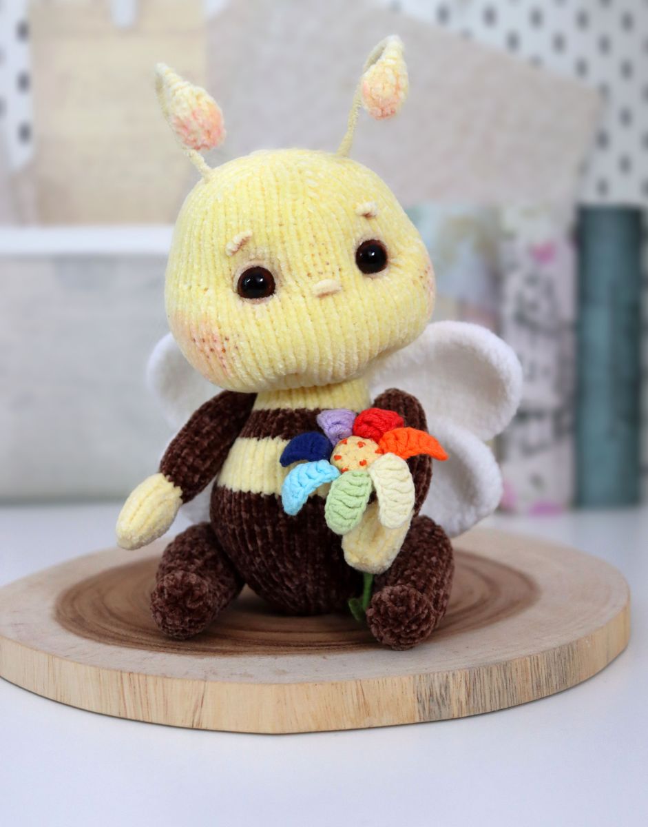 Blog content image for 'The knitted Bee'