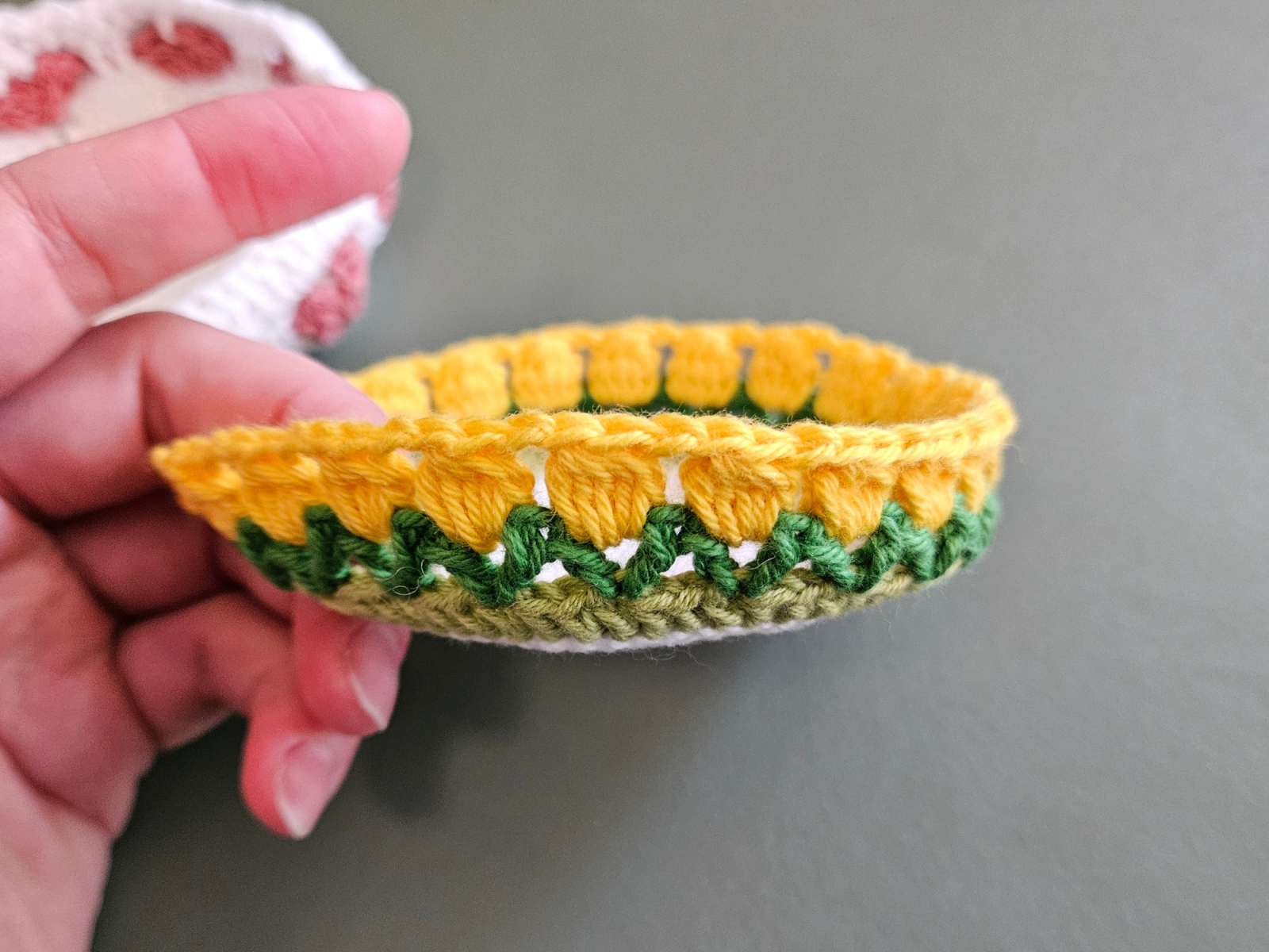 Blog-Inhaltsbild für 'Häkelprojekte für den Muttertag #3: Tassenuntersetzer mit Tulpen- oder Herzbordüre'