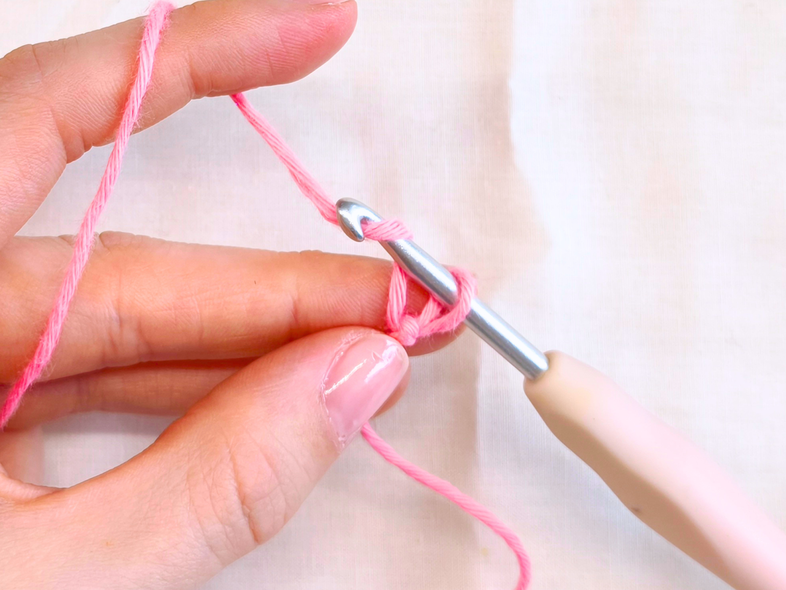 Blog-Inhaltsbild für 'Amigurumis häkeln lernen - Die wichtigsten Maschenarten für Anfänger erklärt'