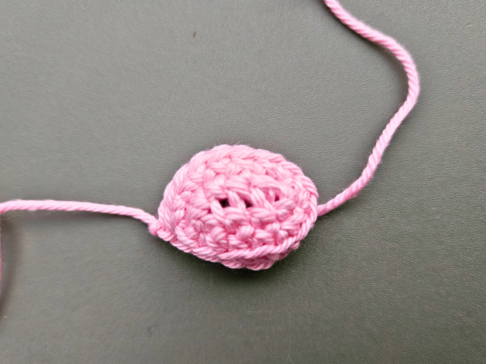 Blog-Inhaltsbild für 'Glücksschwein häkeln – süßes Amigurumi-Schwein mit Kleeblatt'
