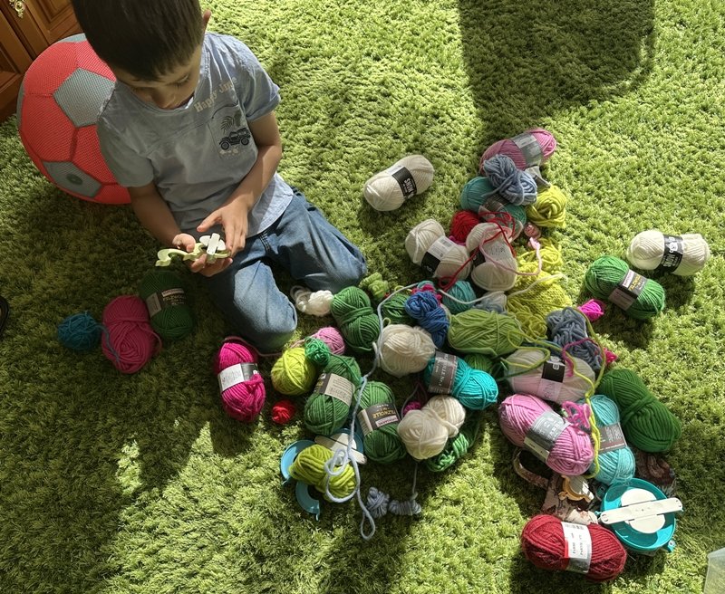 Blog-Inhaltsbild für 'Basteln mit Kindern: Spielbälle aus Filzwollresten fertigen'