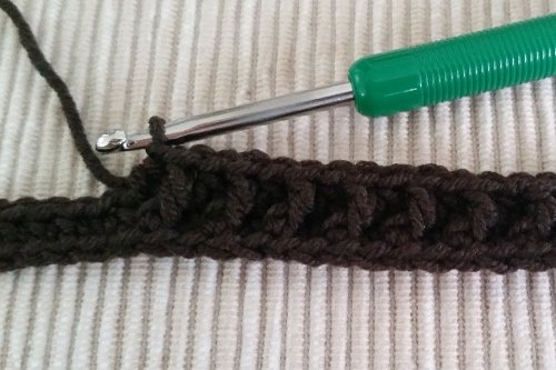 Blog-Inhaltsbild für 'Kostenlose Häkelanleitung: Feminine Slouchy-Mütze'