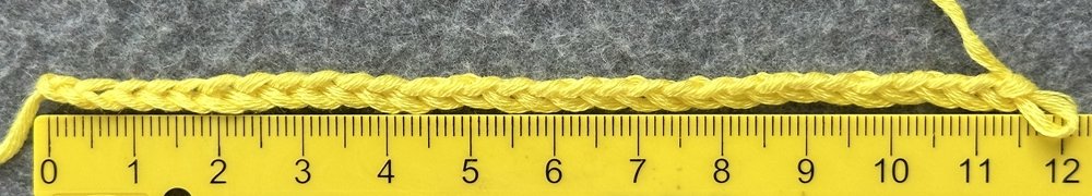 Blog-Inhaltsbild für 'Dekorativer Anhänger aus bunten Garnresten - Kostenlose Häkelanleitung'