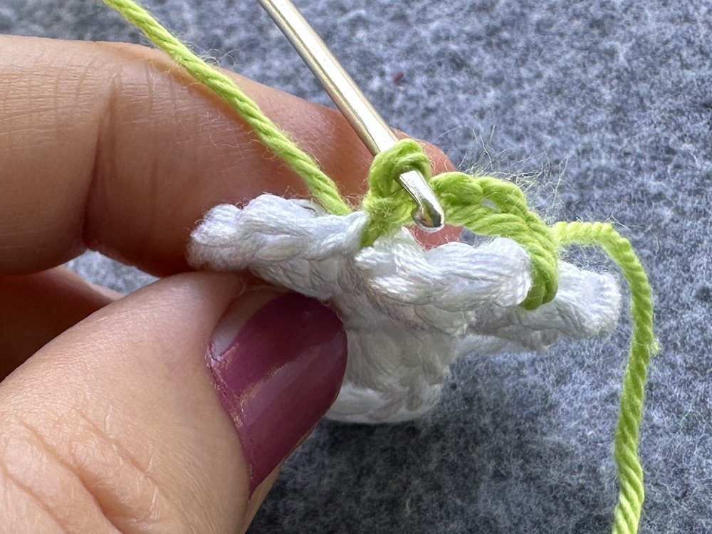 Blog-Inhaltsbild für '3D-Blüte - Schnell aus Garnresten gehäkelt'