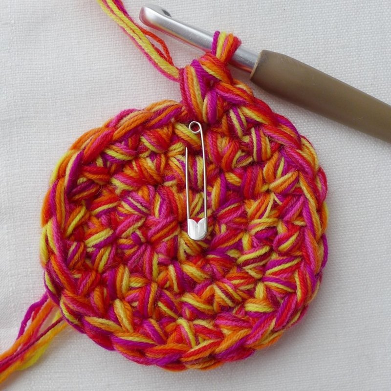 Blog-Inhaltsbild für 'Kostenlose Häkelanleítung Bezug für Sitzball aus Wollresten'