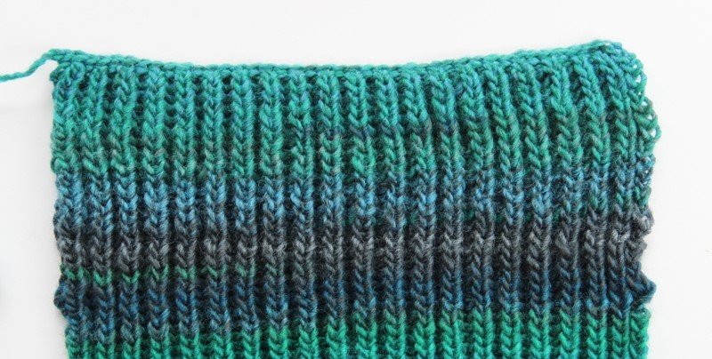 Blog-Inhaltsbild für 'Gratis Strickanleitung Resteprojekt: 1 Knäuel Wolle = 1 Paar Stiefelstulpen'