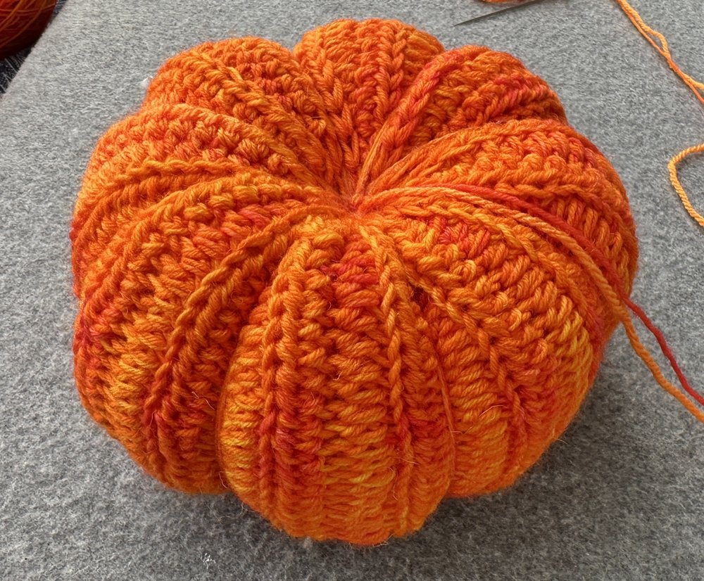 Blog-Inhaltsbild für 'Gehäkelte große Kürbisse als Dekoration'