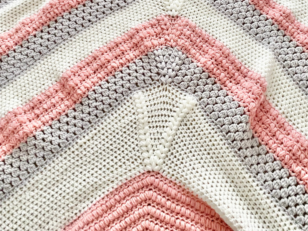 Blog-Inhaltsbild für '14. Herzensdiamanten von Wolldiamant: Herzensdiamantkuscheldecke- Ein Stück Geborgenheit – Masche für Masche'