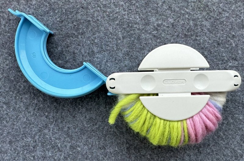 Blog-Inhaltsbild für 'Basteln mit Kindern: Spielbälle aus Filzwollresten fertigen'