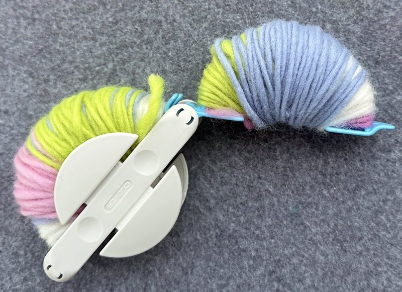 Blog-Inhaltsbild für 'Basteln mit Kindern: Spielbälle aus Filzwollresten fertigen'