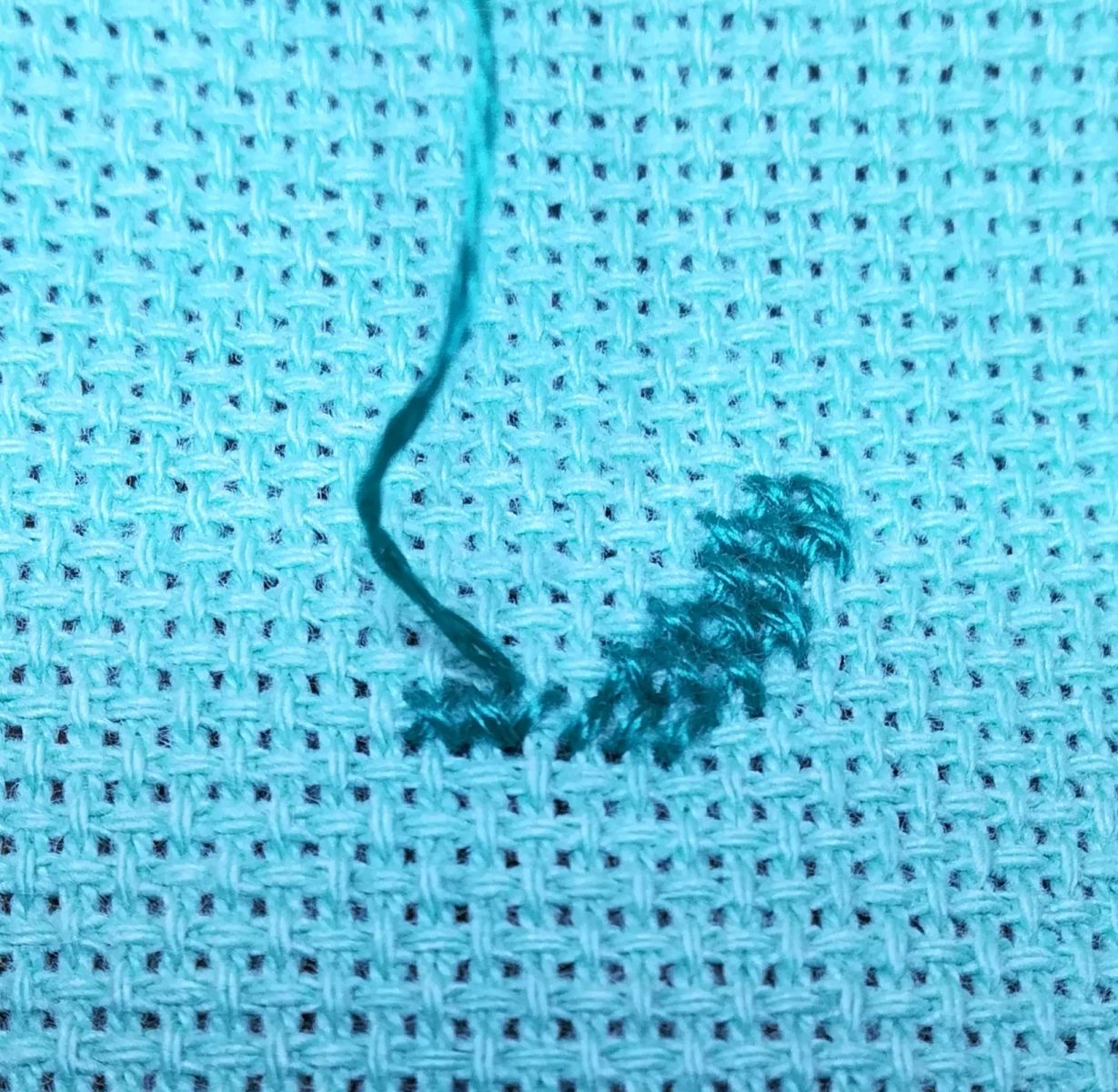 Blog-Inhaltsbild für 'Besticke mit mir ein Lätzchen und lerne dabei den Kreuzstich - Tutorial für Anfänger*innen inkl gratis Stickvorlage "Food Designer" und "Designerin"'