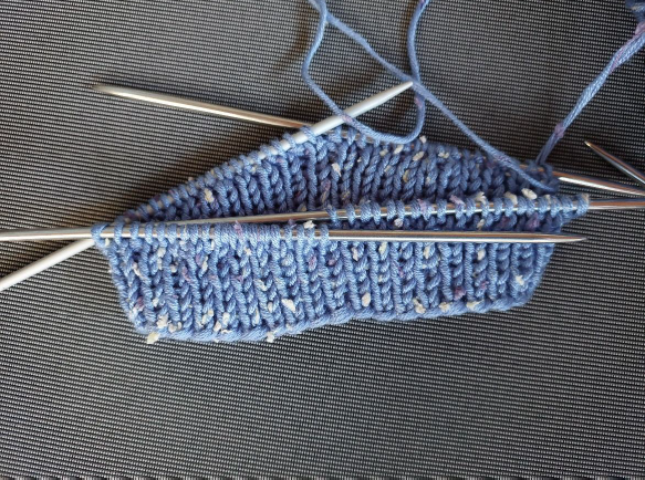 Blog-Inhaltsbild für 'Kostenlose Strickanleitung – Partnerlook-Mützen für Vater und Sohn'