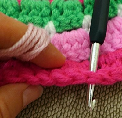 Blog-Inhaltsbild für 'Gratis Häkelanleitung: Buntes Sitzkissen für Kinder'