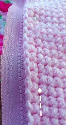 Blog-Inhaltsbild für 'Gratis Häkelanleitung: Buntes Sitzkissen für Kinder'