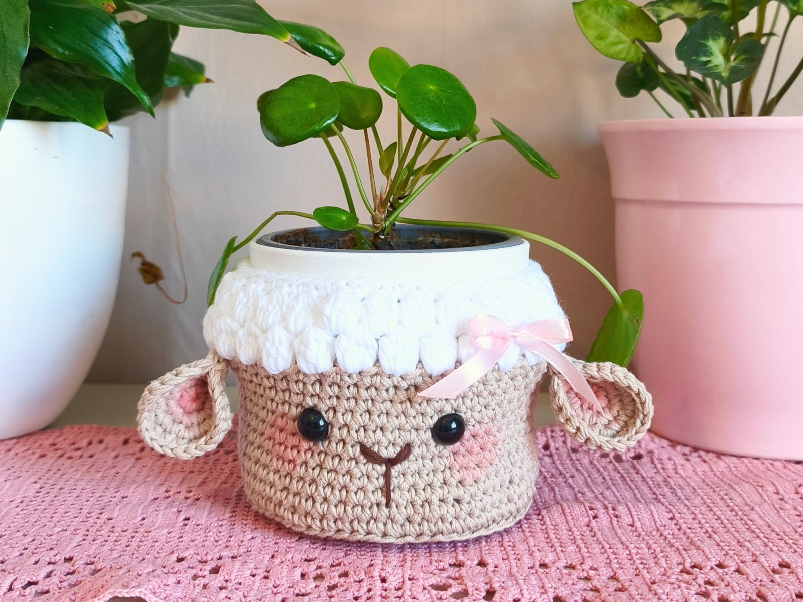 Blog-Inhaltsbild für 'Kostenlose Häkelanleitung - Pflanzenübertopf Schaf „Lise“'