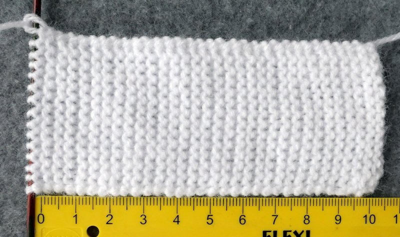 Blog-Inhaltsbild für 'Oversized-Minikleidchen für kleine Puppen - Kostenlose Strickanleitung'