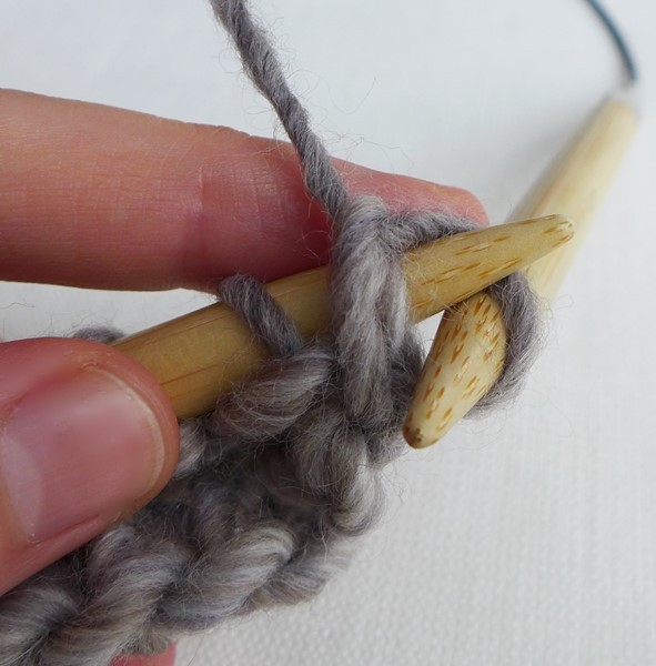 Blog-Inhaltsbild für 'Kostenlose Strickanleitung für Anfänger: Schalkragen 1 x fix gestrickt + 3 x anders raffiniert tragbar!'