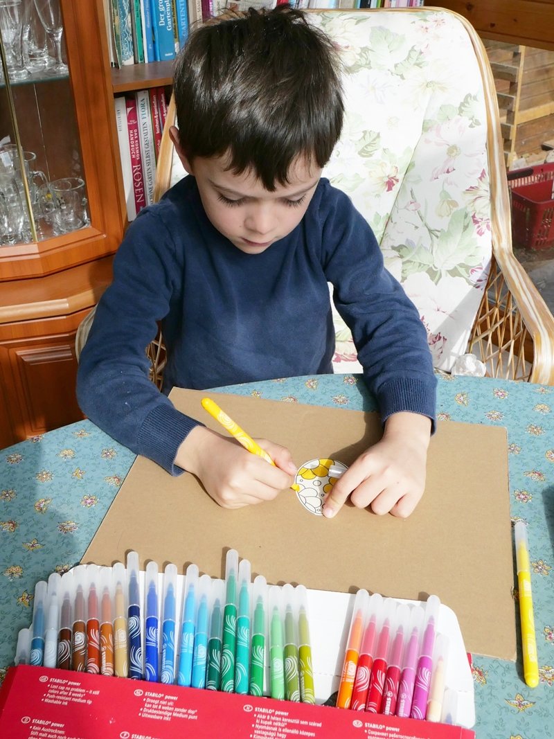 Blog-Inhaltsbild für 'Basteln mit Kindern: Wir basteln Türkränze aus Papier und Pappe'