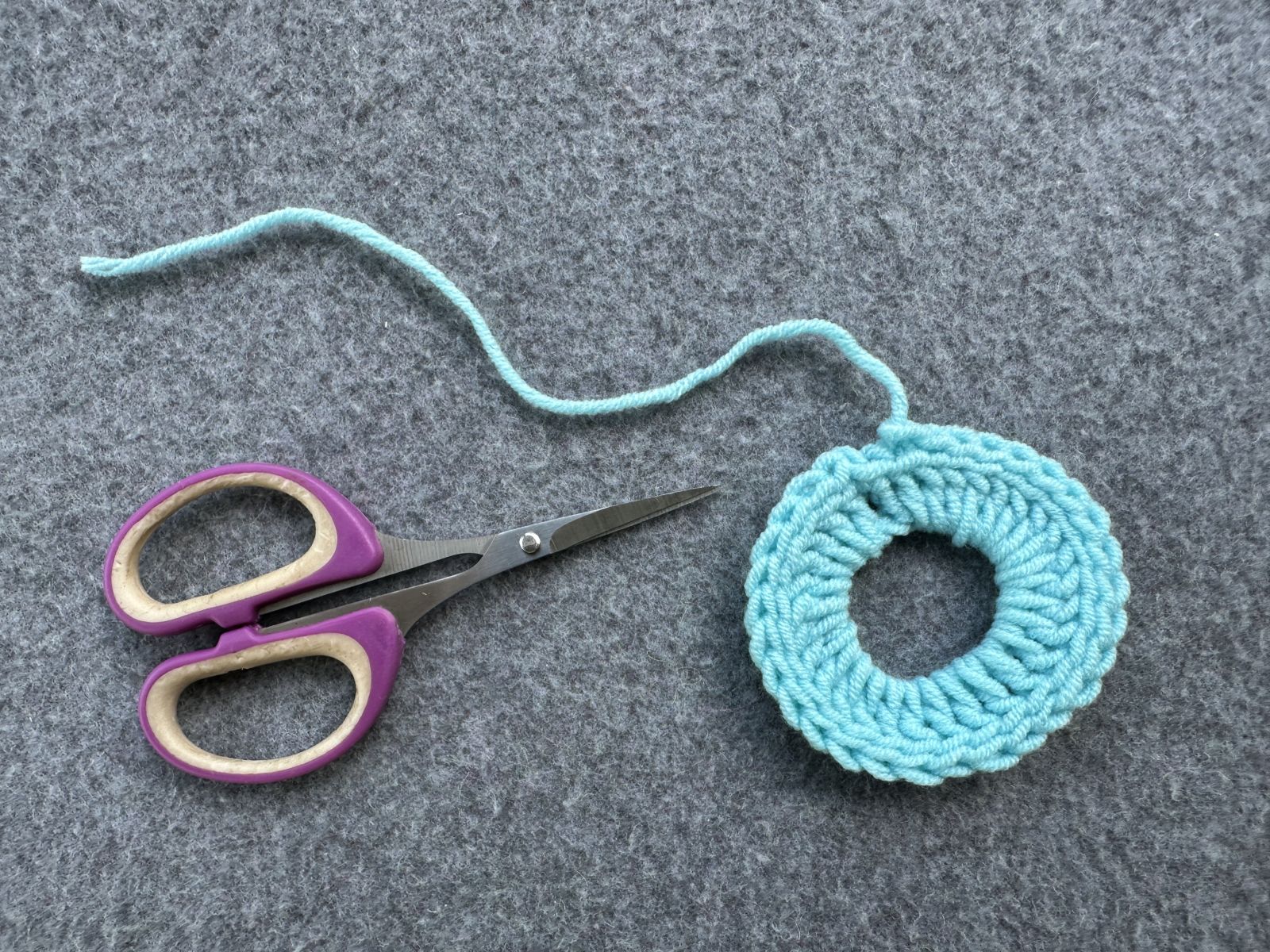 Blog-Inhaltsbild für 'Schlüsselanhänger aus Wollresten - Häkelanleitung auch für Häkelanfänger'