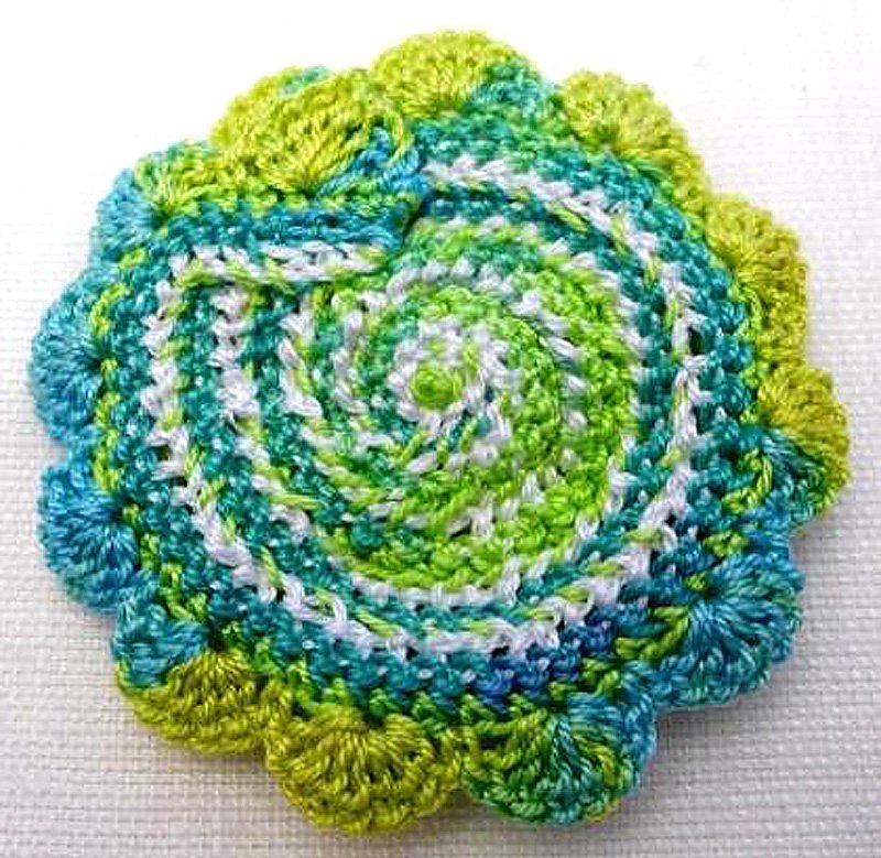 Blog-Inhaltsbild für 'Kostenlose Häkelanleitung: 3D-Blüten mit und ohne Perlen häkeln'