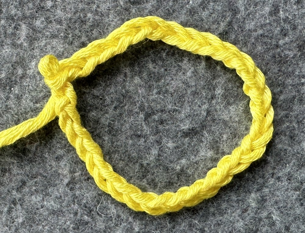 Blog-Inhaltsbild für 'Dekorativer Anhänger aus bunten Garnresten - Kostenlose Häkelanleitung'