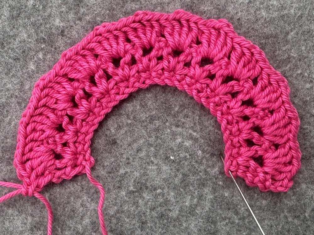 Blog-Inhaltsbild für 'Überrock oder Cape für kleine Puppen häkeln  – kostenlose Häkelanleitung'