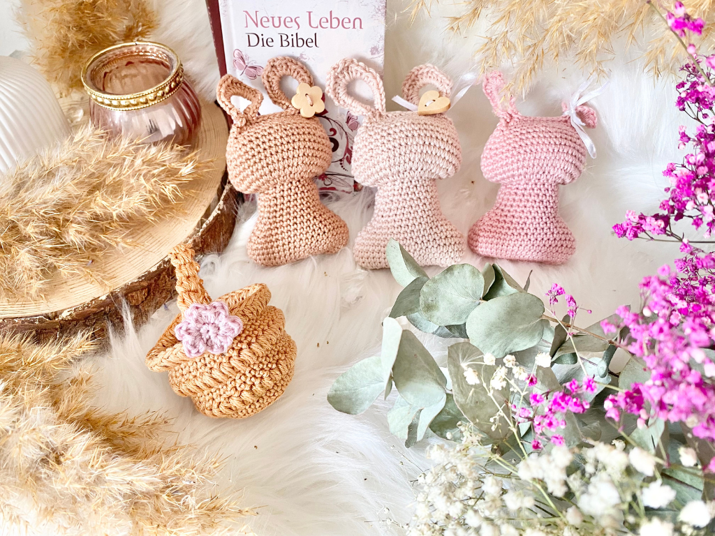 Blog-Inhaltsbild für '11. Herzensdiamant von Wolldiamant: Der Minihase mit seinem Körbchen– Kleine Schritte, große Abenteuer'